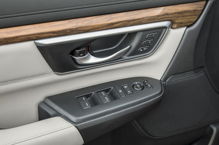 Детали интерьера Honda CR-V 2016 года  (NA) (фото 77 из 157)